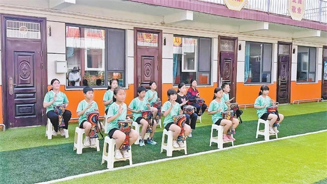 学生正在上非洲鼓社团课。刘璐摄
