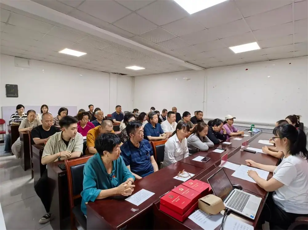 社区党支部书记吴璞瑜同志围绕树立和践行正确政绩观讲授专题党课。