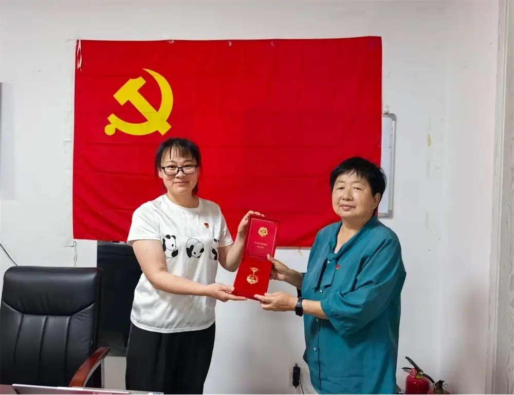 社区为“光荣在党50年”的老党员颁发纪念章。