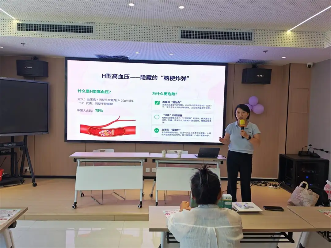 7月1日,榆阳区明珠路街道长兴路社区联合明珠路综合养老服务中心开展“庆七一”银龄健康大讲堂活动。