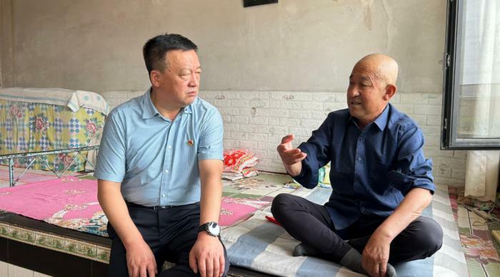 县人大常委会副主任张定荣看望慰问生活困难党员王松山。