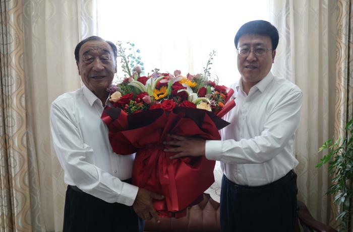 县委书记李胜元看望慰问“七一勋章”获得者石光银
