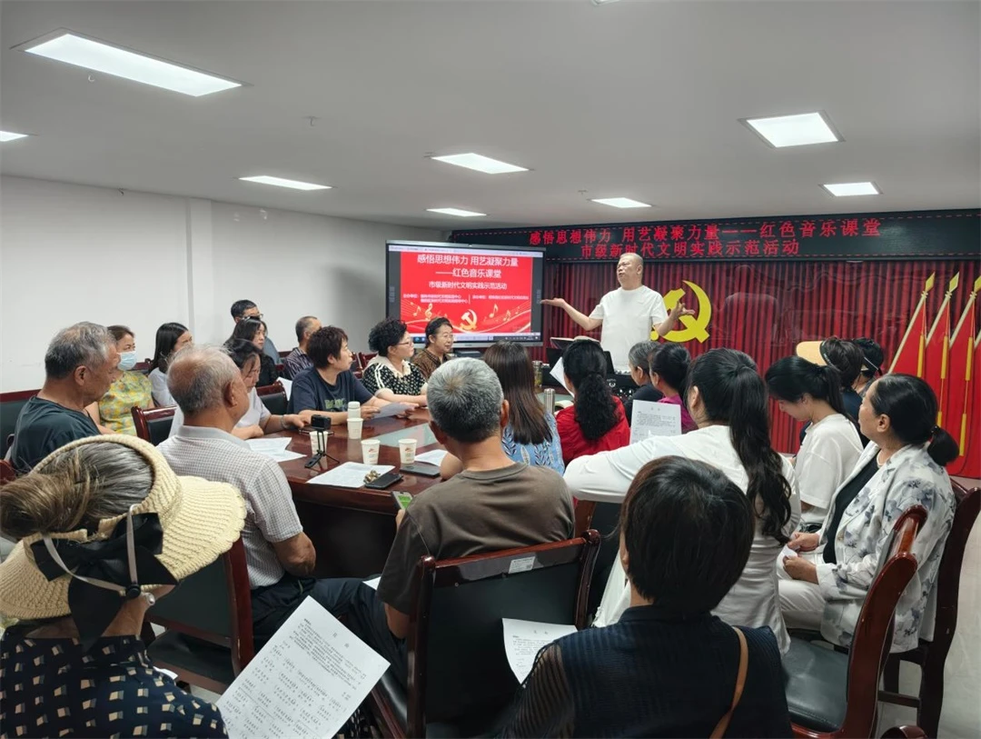 近日,榆阳区明珠路社区举办“感悟思想伟力·用艺凝聚力量”红色音乐课堂,以经典红歌《江山》为载体,结合党史故事,组织居民沉浸式传唱。
