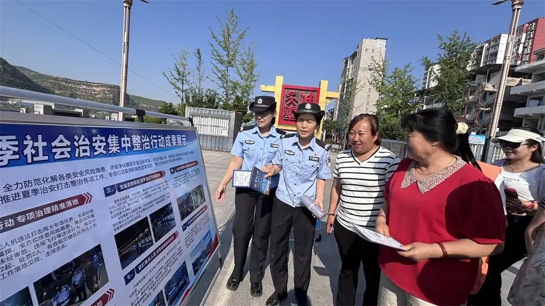 民警通过展台、讲解及互动,向群众普及反诈、禁毒、防溺水等知识