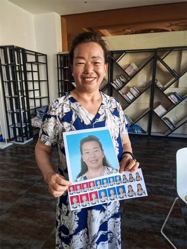 7月3日,榆阳区明珠路街道东环路社区携手爱心企业开展《阳光公益》免费摄影活动,为55岁以上老人拍摄证件照及纪念照。