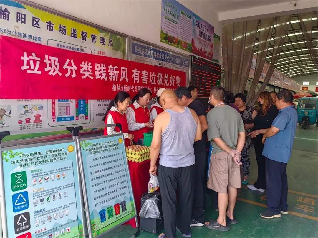 走进小区、市场及照料中心。志愿者讲解分类知识