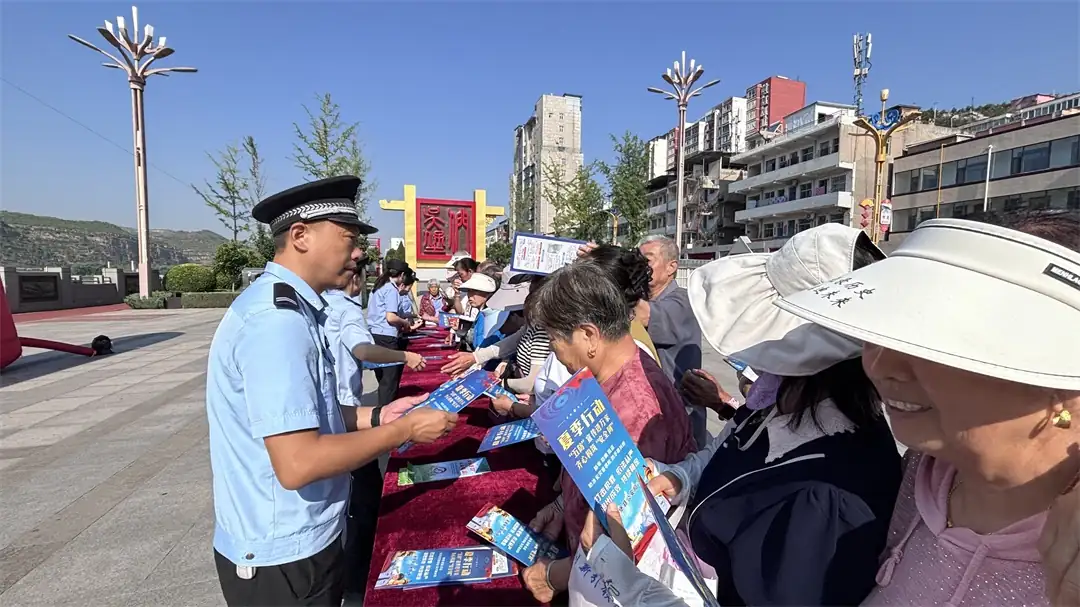 民警通过展台、讲解及互动,向群众普及反诈、禁毒、防溺水等知识