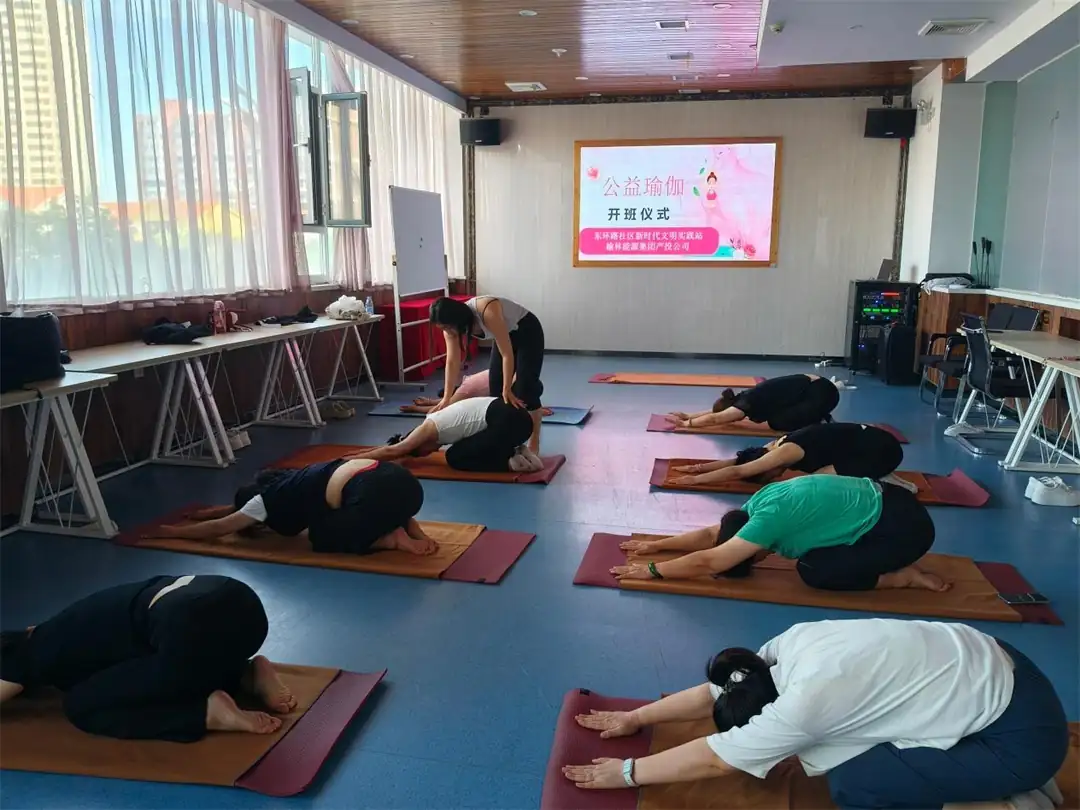 7月2日,榆阳区明珠路街道东环路社区开启为期10天的公益瑜伽课堂,帮助职场女性舒缓身心。