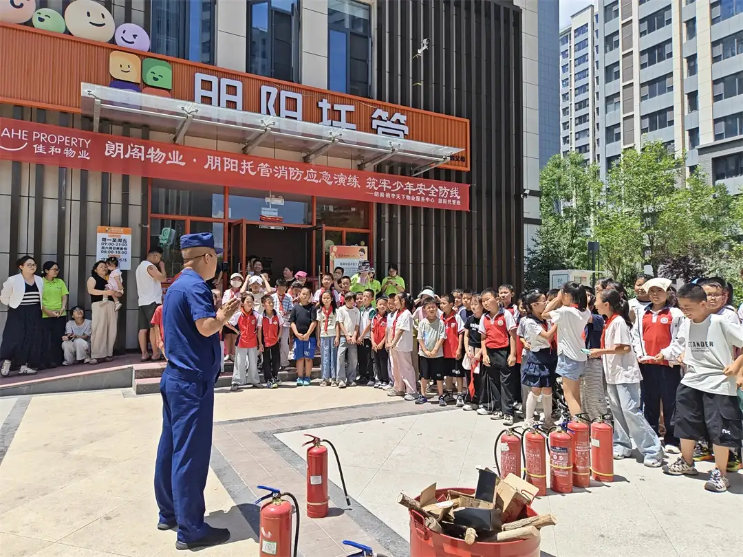 近日，榆阳区崇文路街道寨城庄社区在少儿托管班开展消防安全应急演练。