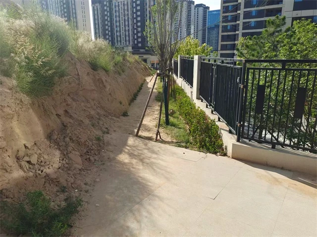 近日,榆阳区鼓楼街道环城北路社区开展“环境整治扮靓家园”专项行动