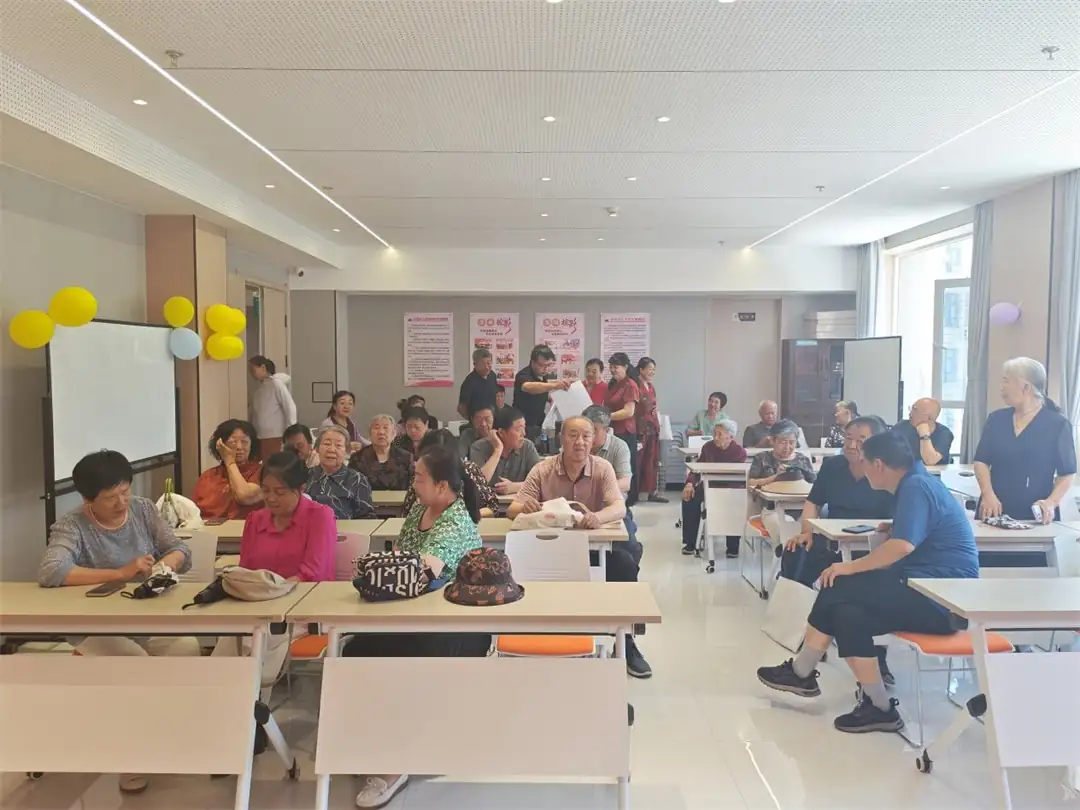 7月3日,榆阳区明珠路街道长兴路社区联合爱心企业开展《阳光公益》免费敬老摄影活动,为55岁以上老人拍摄证件照及生活纪念照。