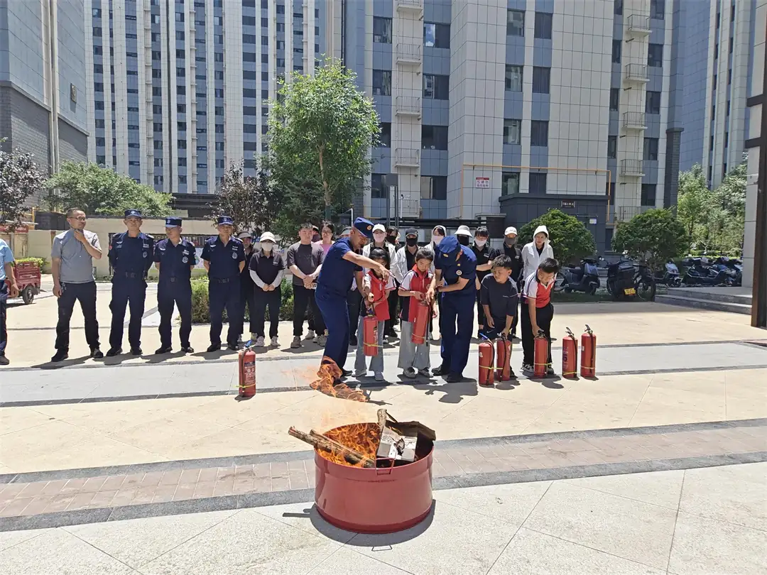 近日，榆阳区崇文路街道寨城庄社区在少儿托管班开展消防安全应急演练。