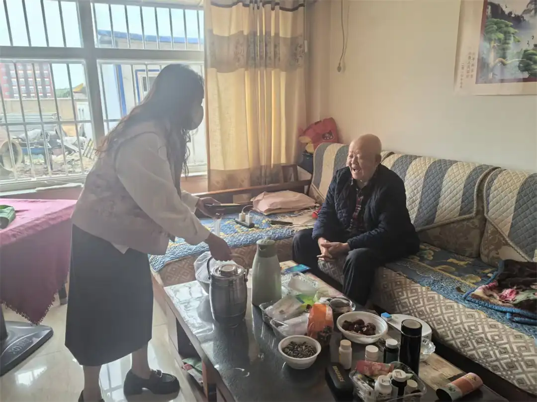 榆阳区崇文路街道葡萄园社区常态化开展爱心送餐服务,为行动不便的高龄老人风雨无阻送餐数月。