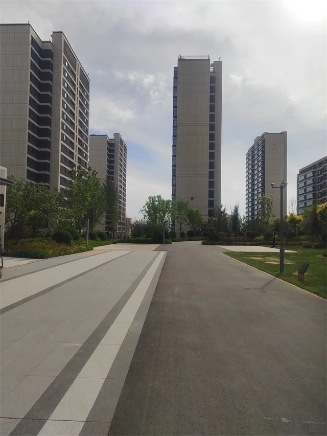 近日,榆阳区鼓楼街道环城北路社区开展“环境整治扮靓家园”专项行动,实行物业与社区分片协同治理,清理卫生死角20余处、野广告30余处,清运垃圾6车。