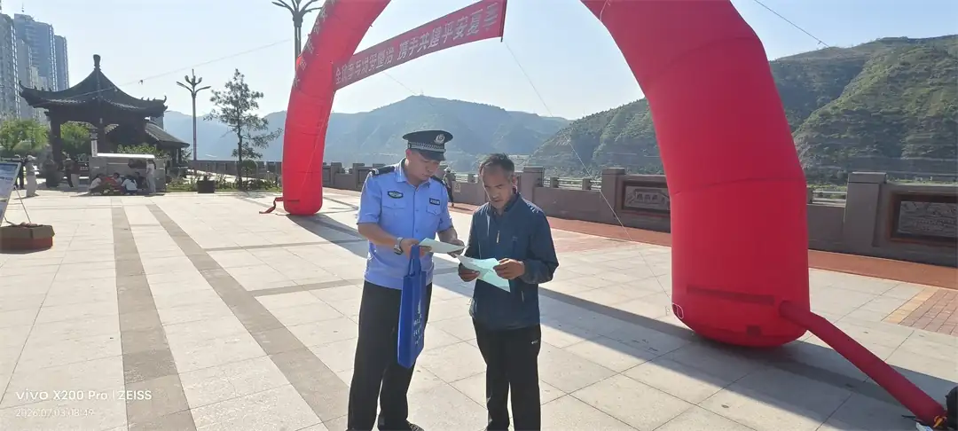 民警通过展台、讲解及互动,向群众普及反诈、禁毒、防溺水等知识
