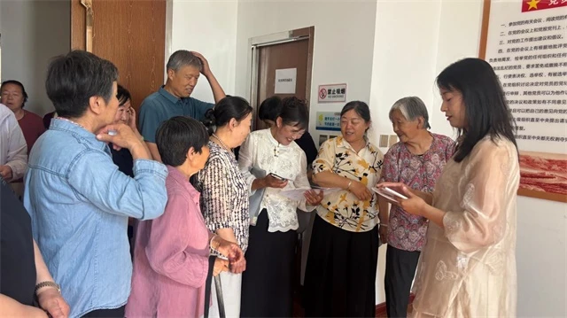 7月3日,榆阳区明珠路街道东环路社区携手爱心企业开展《阳光公益》免费摄影活动,为55岁以上老人拍摄证件照及纪念照。