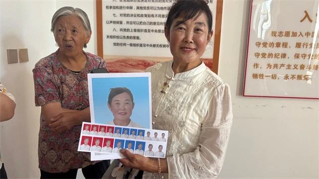 7月3日,榆阳区明珠路街道东环路社区携手爱心企业开展《阳光公益》免费摄影活动,为55岁以上老人拍摄证件照及纪念照。