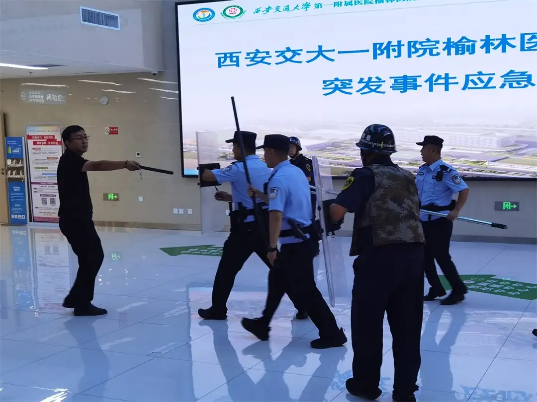 近日,吴堡县公安局联合医院及保安公司开展应急处突实战演练。演练聚焦医院突发滋事等高频警情,严格按照“四定”标准,模拟了封控、疏散、救护等全流程。