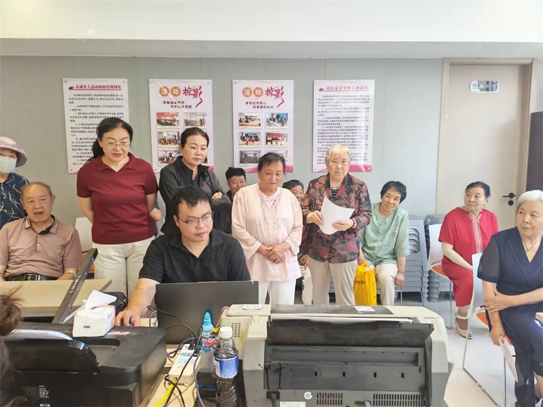 7月3日,榆阳区明珠路街道长兴路社区联合爱心企业开展《阳光公益》免费敬老摄影活动,为55岁以上老人拍摄证件照及生活纪念照。