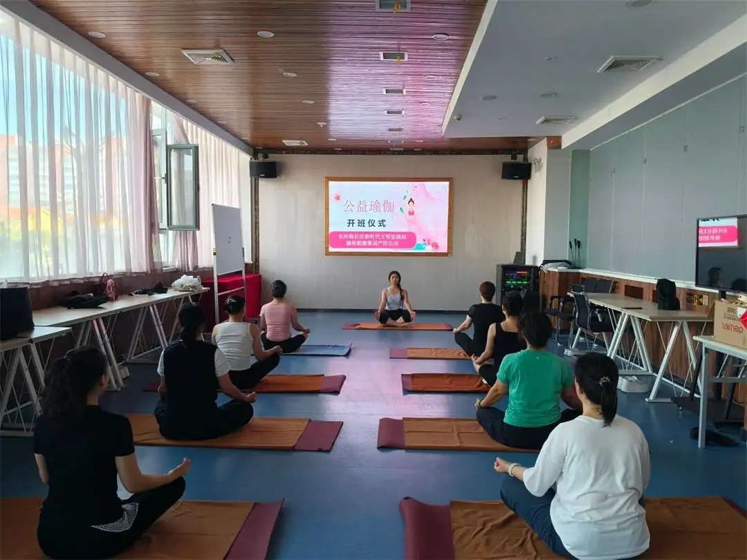 7月2日,榆阳区明珠路街道东环路社区开启为期10天的公益瑜伽课堂,帮助职场女性舒缓身心。