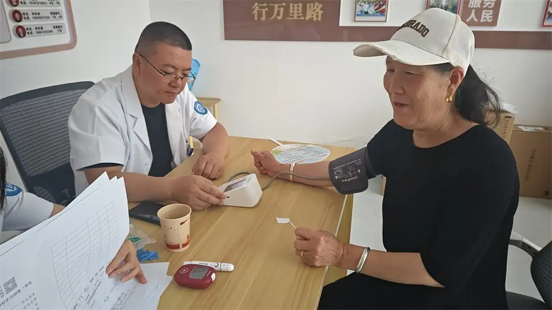 医务人员正在为居民测量血压