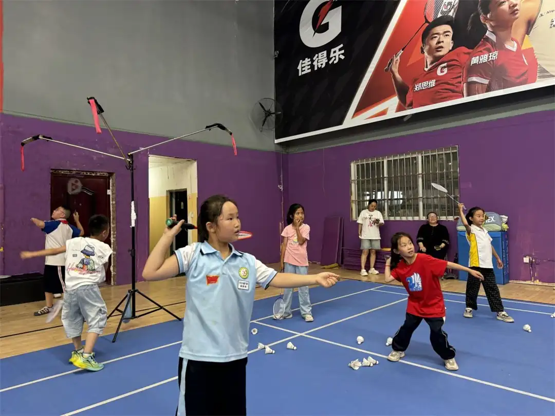 专业教练对羽毛球学员开展系统化训练