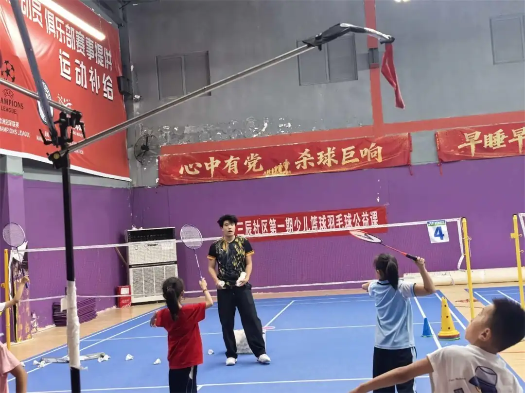 专业教练对羽毛球学员开展系统化训练