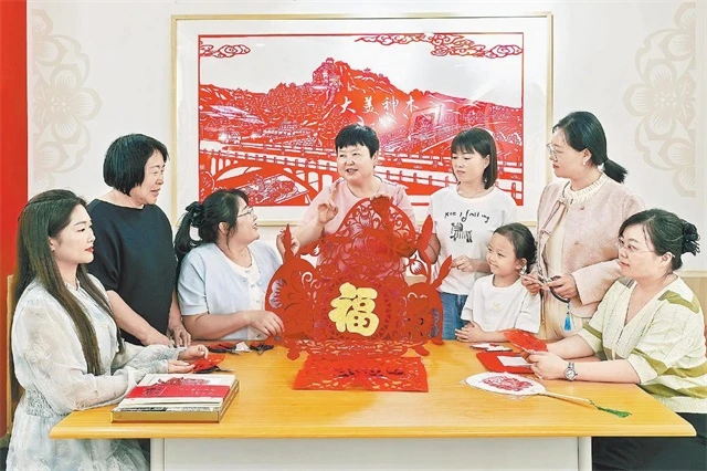 神木市剪纸协会主席高艳：剪下裁春秋 纸里藏山河