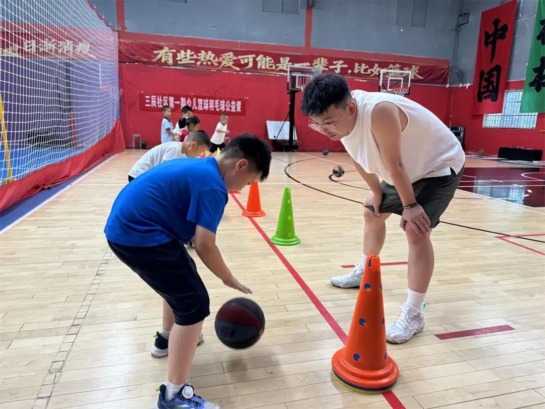 专业教练分组教授运球、挥拍等基础动作,耐心纠正姿势。