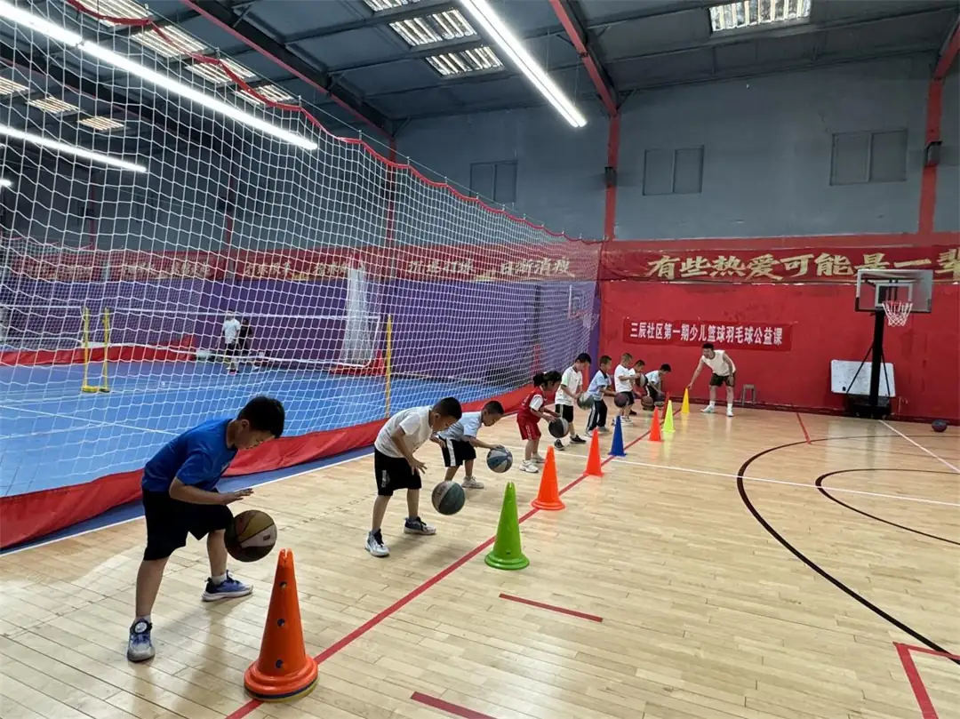 专业教练分组教授运球、挥拍等基础动作,耐心纠正姿势。