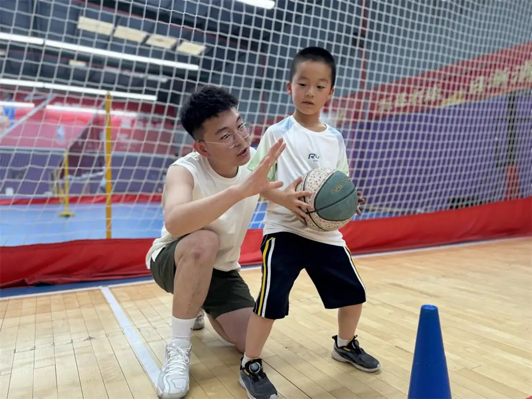 专业教练分组教授运球、挥拍等基础动作,耐心纠正姿势。