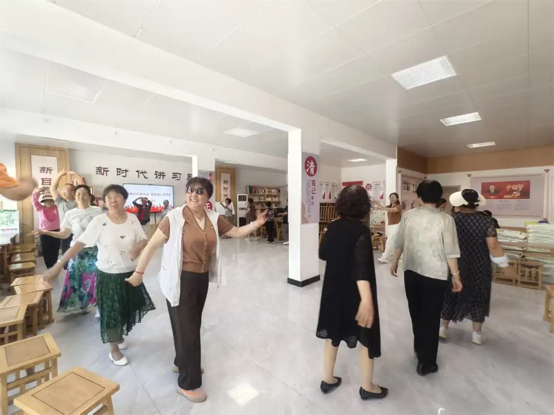 7月6日上午,榆阳区学院社区开展“起舞抒怀跟党走,减压凝心享芳华”舞动减压心理沙龙。