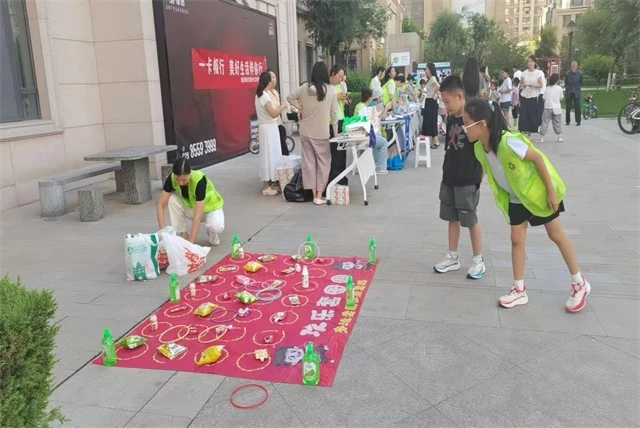 设置幸运转盘、巧手夹珠等四项闯关游戏,以寓教于乐的方式普及分类知识,并兑换生活用品。