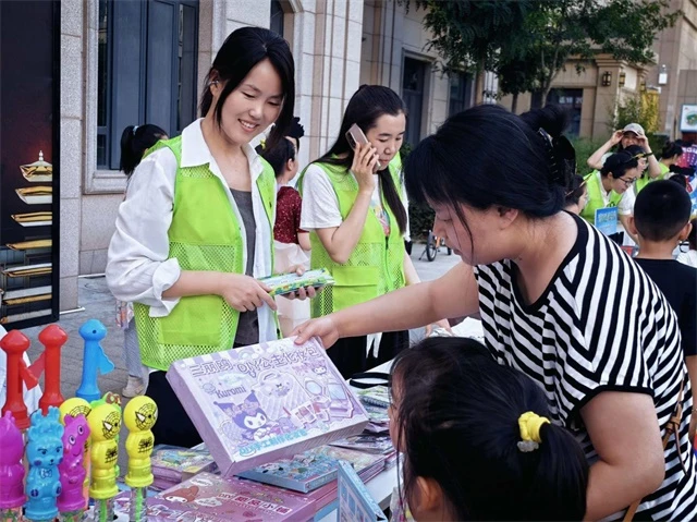 设置幸运转盘、巧手夹珠等四项闯关游戏,以寓教于乐的方式普及分类知识,并兑换生活用品。