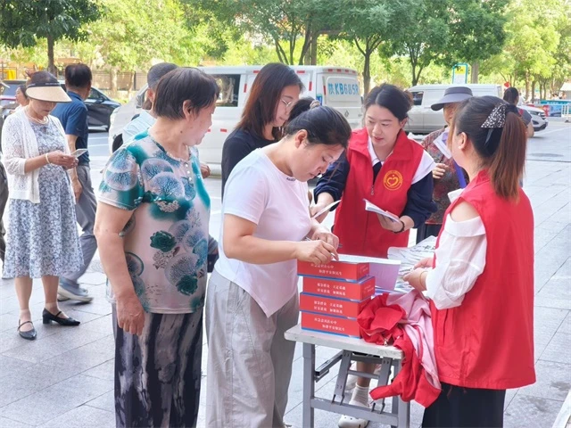 近日,榆阳区东环路社区组织网格员及志愿者,在东环路农贸市场周边开展扫黑除恶专项普法宣传。