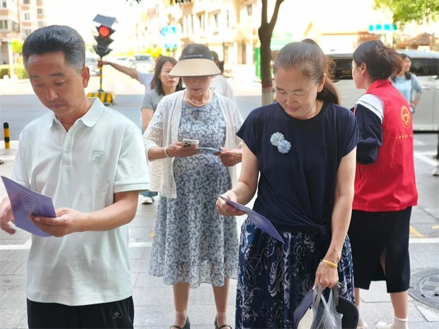 近日,榆阳区东环路社区组织网格员及志愿者,在东环路农贸市场周边开展扫黑除恶专项普法宣传。