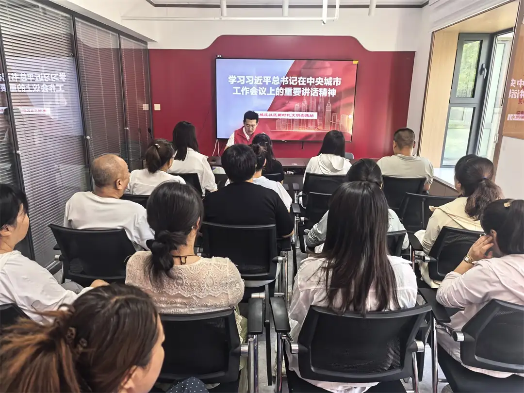 7月1日下午，榆阳区寨城庄社区组织30余名党员及工作人员，走进榆林市展览馆开展七一主题党日活动。