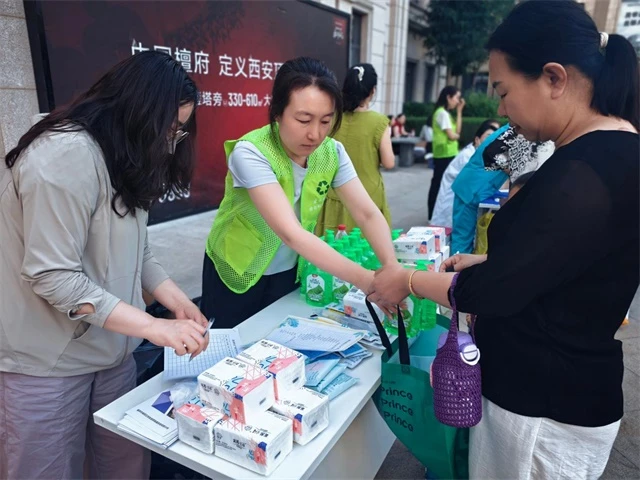 设置幸运转盘、巧手夹珠等四项闯关游戏,以寓教于乐的方式普及分类知识,并兑换生活用品。