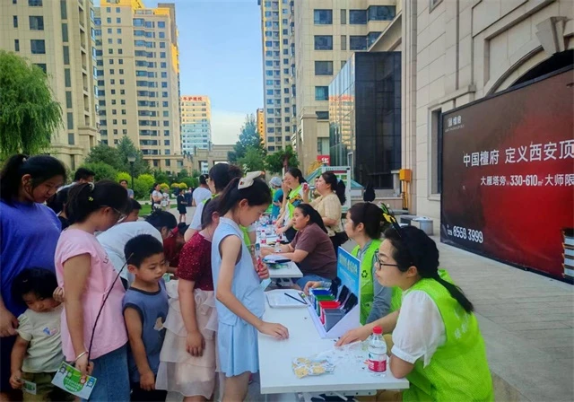 近日,榆阳区建业路社区在高新华府小区开展垃圾分类趣味实践活动