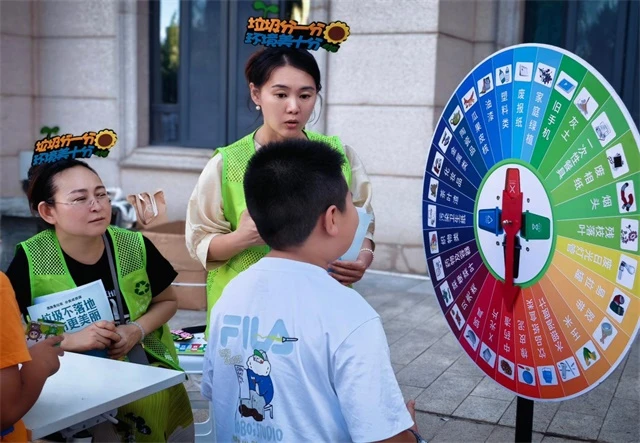 设置幸运转盘、巧手夹珠等四项闯关游戏,以寓教于乐的方式普及分类知识,并兑换生活用品。