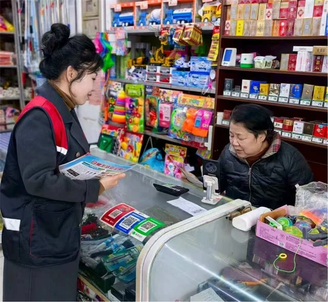 近日,榆阳区东环路社区组织网格员及志愿者,在东环路农贸市场周边开展扫黑除恶专项普法宣传。