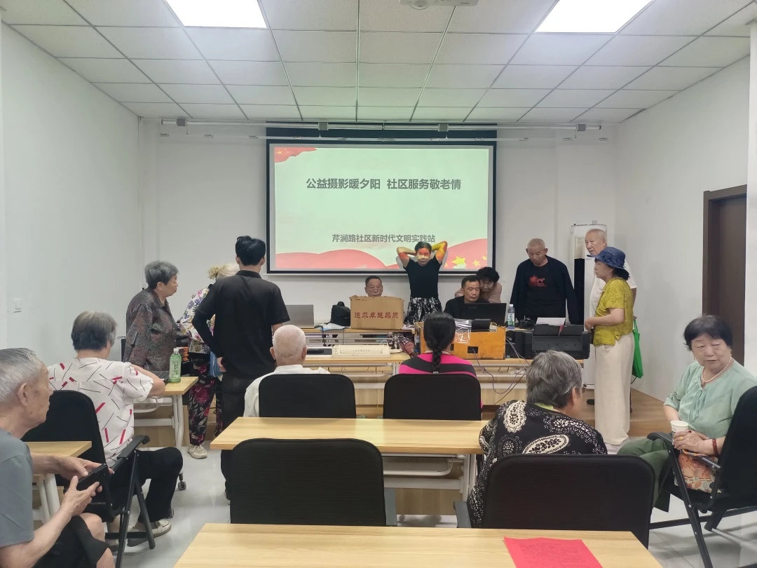 7月6日,榆阳区芹涧路社区联动爱心企业开展公益摄影活动,免费为辖区老人拍照。