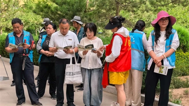 近日,榆阳区三辰社区联合榆林大学园林专业师生,在公园时光小区开展绿植养护科普与实操活动。