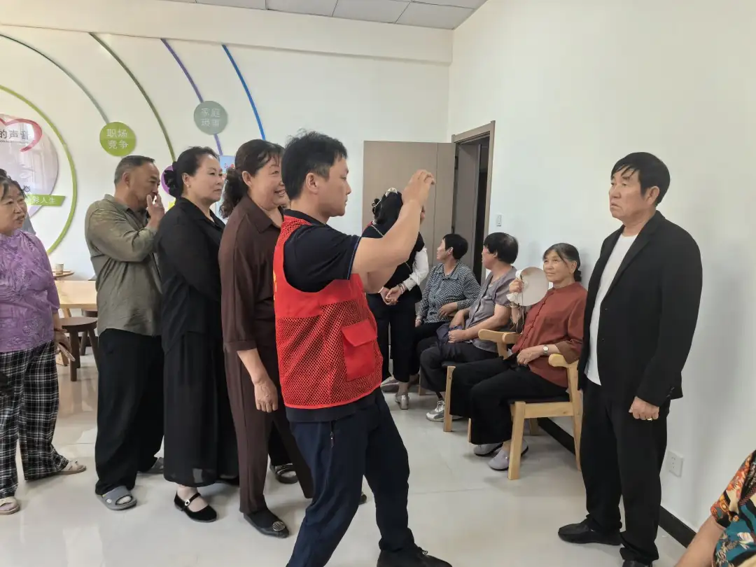 7月6日上午,榆阳区葡萄园社区联合阳光公益摄影队,为辖区55岁以上老人免费拍照。