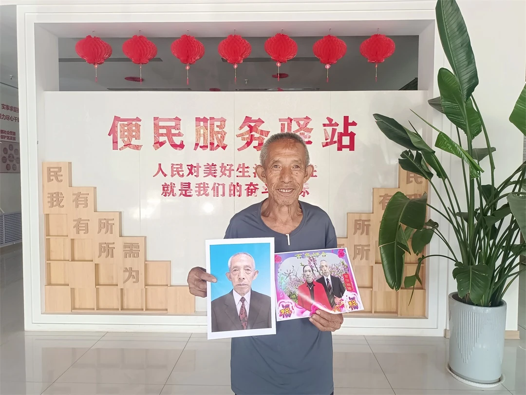 7月6日,榆阳区芹涧路社区联动爱心企业开展公益摄影活动,免费为辖区老人拍照。