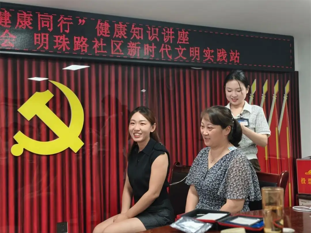 近日,榆阳区明珠路社区举办“急救护航健康同行”健康知识讲座。
