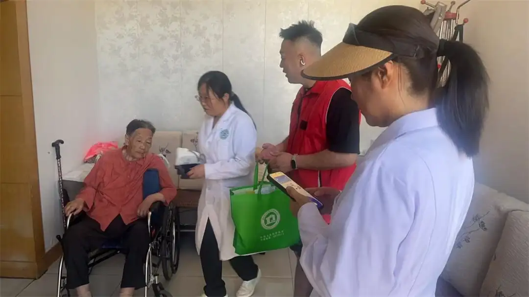 近日,榆阳区鼓楼街道二里半社区联合卫生服务中心开展入户义诊