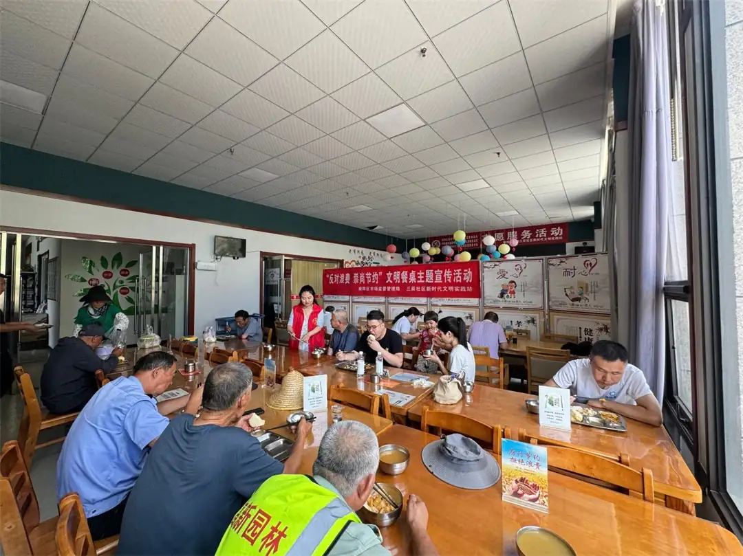 7月6日,榆阳区三辰社区联合区市场监管局,在老年助餐食堂开展“反对浪费 崇尚节约”主题宣传。