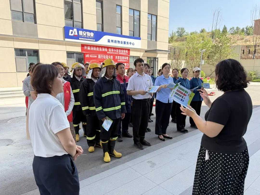 7月7日，榆阳区环城北路社区同步开展消防演练与垃圾分类宣传。