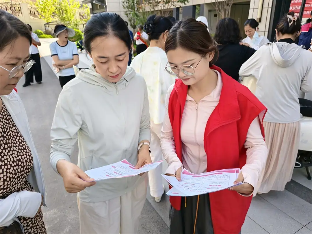 近日，榆阳区环城北路社区在盐州府小区开展“道德评议聚民心 移风易俗树新风”活动。